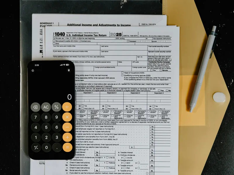Documentos y calculadora sobre un escritorio