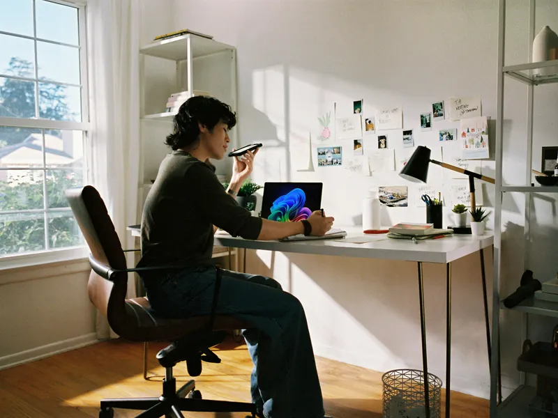 Persona trabajando en su escritorio con una laptop